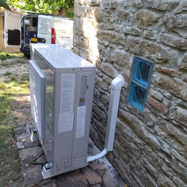 Esempio dalla galleria fotografica di LIFE CLIMA SRL: Pompa di Calore